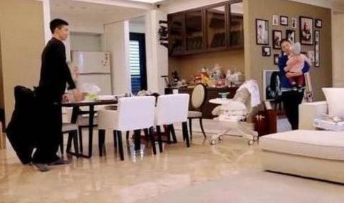 帶你看看賈靜雯住的豪宅，走廊上都掛滿衣服，家里顯得非常凌亂