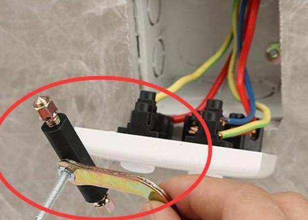 工人一旦這樣接電線，切記要塞多兩包煙給他，住幾十年都沒問題！