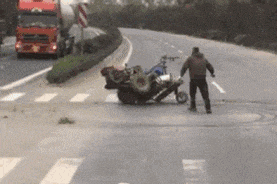 爆笑GIF：要打篮球你就正儿八经的打，你拉倒篮架干啥？