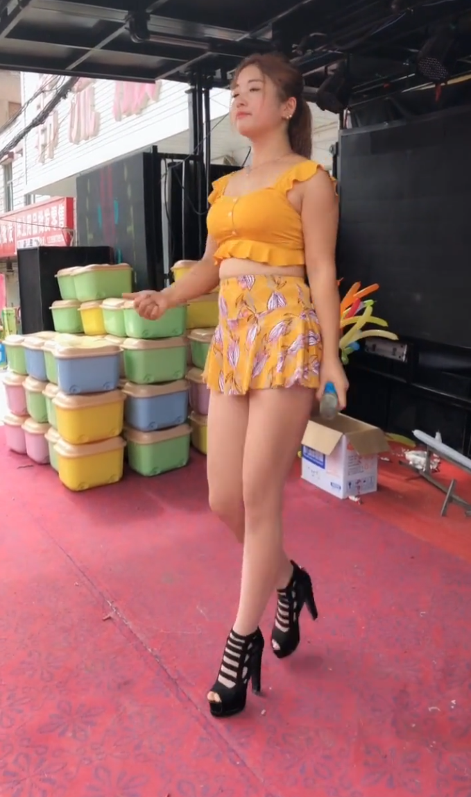 舞台上演出的少妇，实力不够肥肉来凑