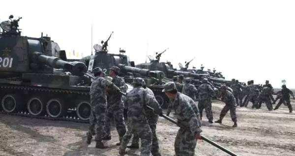 坦克炮管里面有异物的时候能开炮么？会不会炸膛？