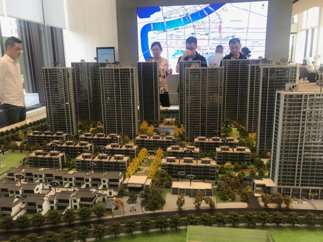 这个板块“火药味”正浓，销售直接上地铁口截客，本月5个楼盘开盘