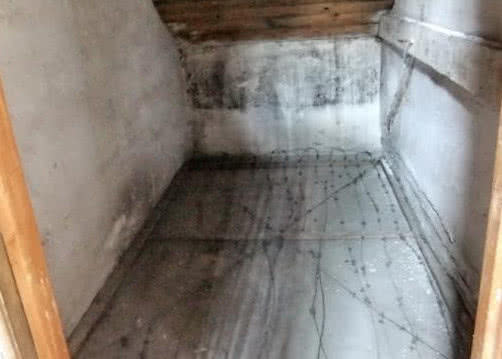 纳粹究竟有多残忍？囚房地板上有扎人铁丝，犯人在墙边等待死亡！