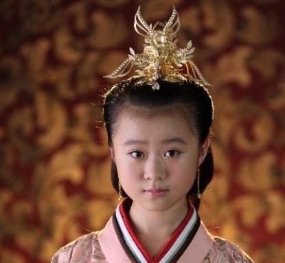 十六岁的他当上皇上并且娶了一位很漂亮的美女！