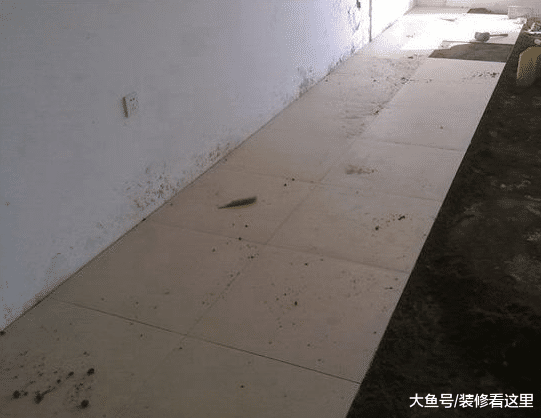 贴瓷砖别再用水泥砂浆了, 试试用这种材料, 过多久都不怕瓷砖脱落