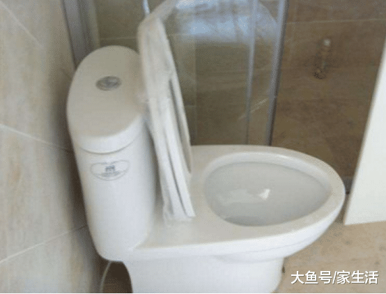 新房装修好入住两年，卫生间越来越臭，师傅一看才说漏装了它