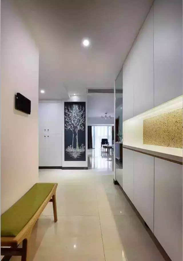 把玄关鞋柜做成入墙式，好看实用还不占地！