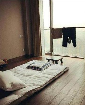 带你看看郑爽现实的家，全屋铺高级木地板，平时铺毯子在地上睡觉