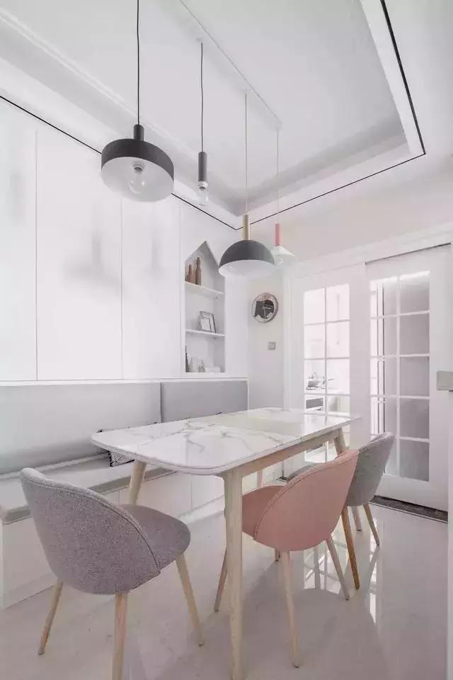 老婆将卧室飘窗改造成书桌，邻居看了都说这是小区最漂亮的卧室