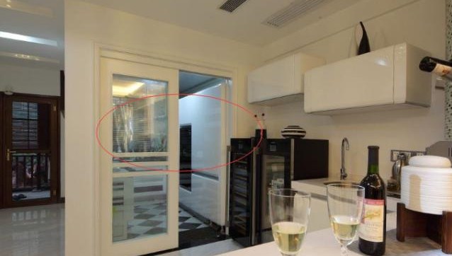 厨房选门，主要是选开门方式，不是材料！看看你家厨房适合什么门