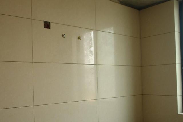 新房2年不到墙砖就脱落, 师傅: 地砖上墙用墙砖贴法, 不脱落才怪