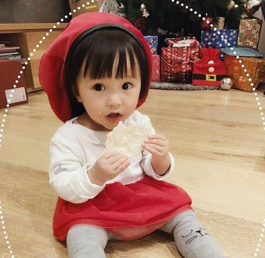 参观欧弟在台湾的家，一回家就跟女儿玩，女儿遗传了妈妈的好基因