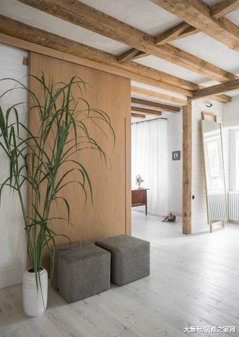 二层小楼装修完毕，空间太大，以至于显得空荡荡