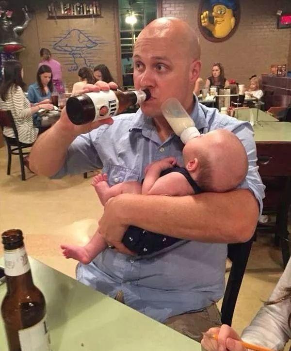 笑哭！猫爸粗犷手法带小奶猫，被猫妈看到了：等会儿再收拾你！