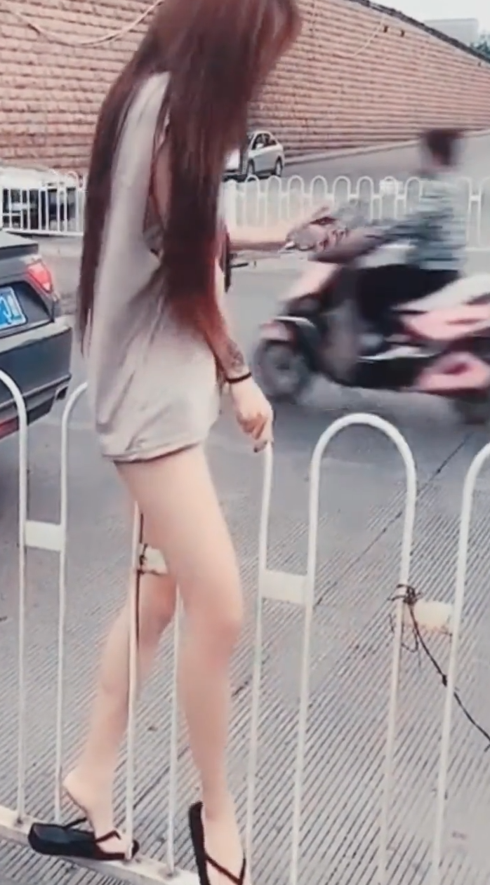 没有那个实力就不要作，卡在护栏上很尴尬