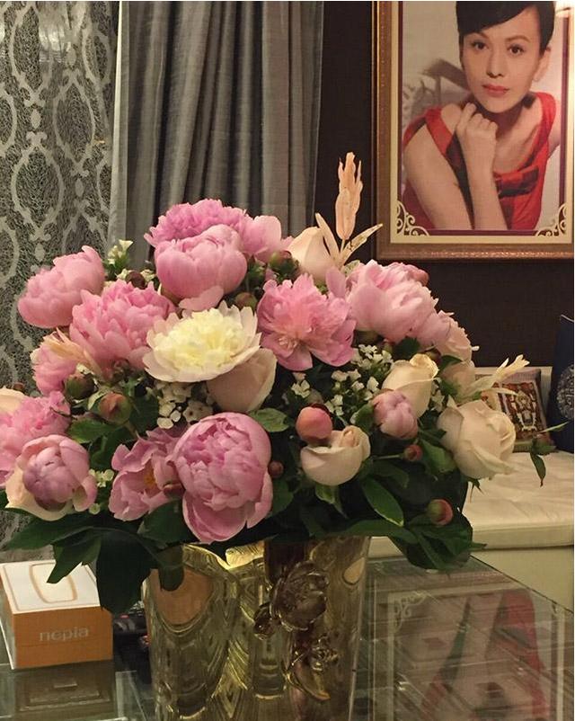 参观王琳现实的豪宅，墙面布置高级石膏线，进门才知这么豪华