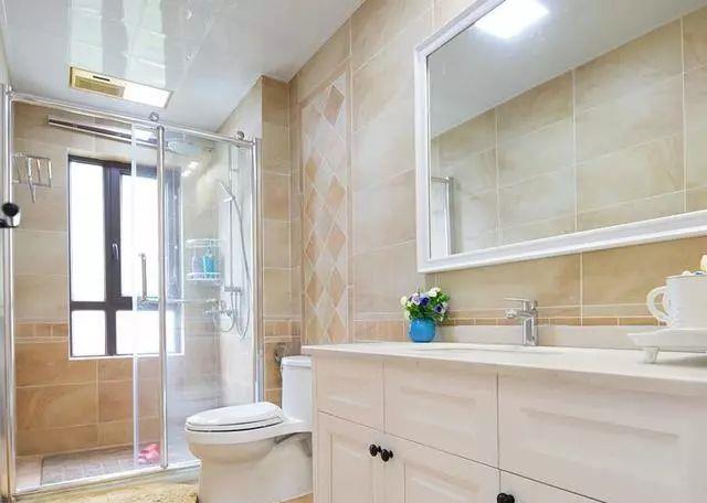 卫生间干湿分离这样装，非常漂亮，洗澡也方便！