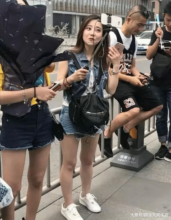 网红果然都是见光死，冯提莫和刘亦菲的路拍对比，这简直就是碾压！