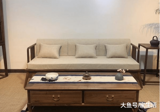客厅沙发买布艺还是皮质好？这次师傅给你详细分析，别买错了