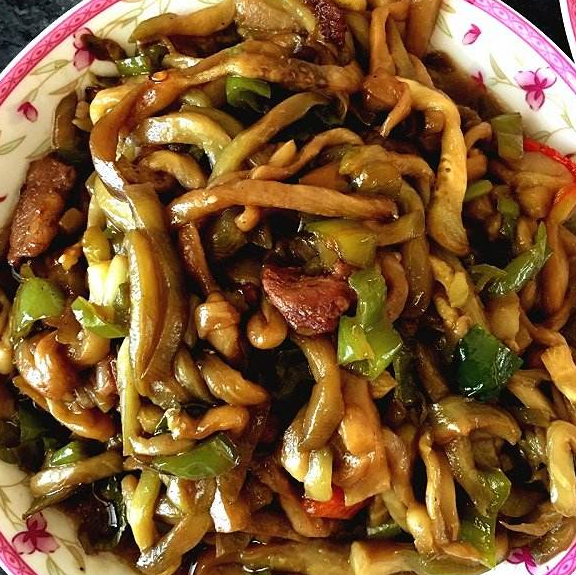 五花肉炒茄子，看着就想吃，让你欲罢不能
