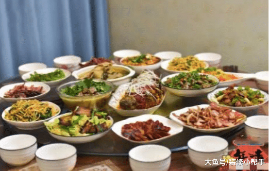 王源现实的居家生活，一家人住在一起，平时吃饭还要用转盘