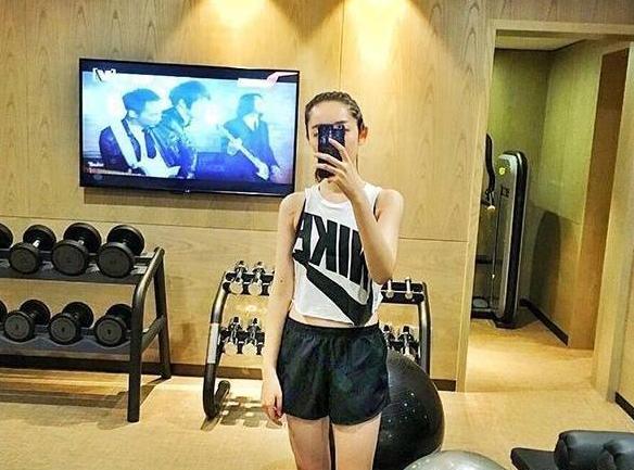 ?带你看看蒋梦婕住的豪宅，吃顿便饭都有洋酒，还配置私人健身房