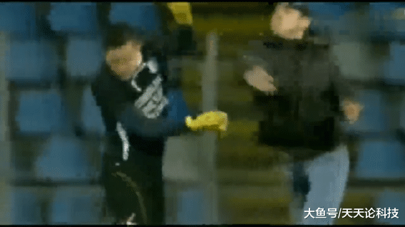 球场上那些疯狂的球迷们，这不是在搞事情吗