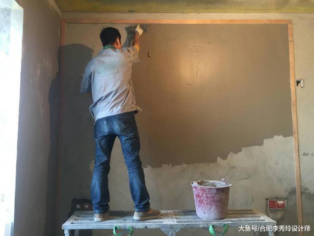 新砌了一堵墙验收时发现不对劲，墙砌歪了！师傅：这墙拆了重砌吧