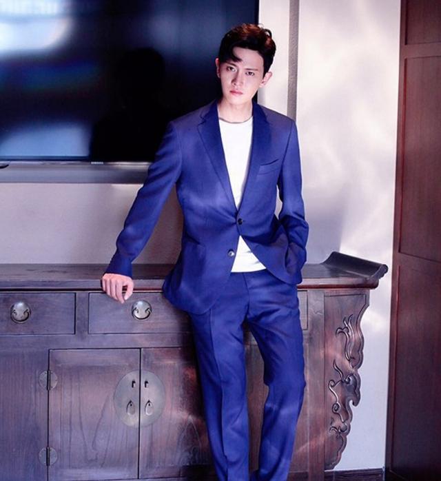 带你看看任嘉伦住的豪宅，装修布置很奢华，进门就被迷住了