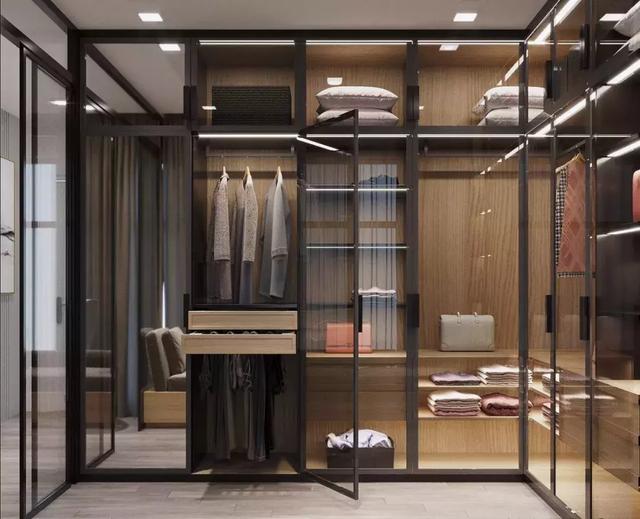 现在年轻人都喜欢玻璃门衣柜，时尚环保，卧室更加通透宽敞