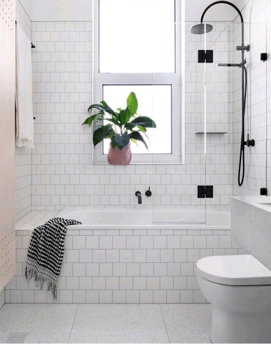 再小的浴室也该拥有浴缸，因为它的重要性仅次于床！