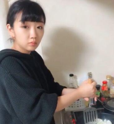 男子找了个日本女友，拿锅铲的方式不一样，女友：改不了了！