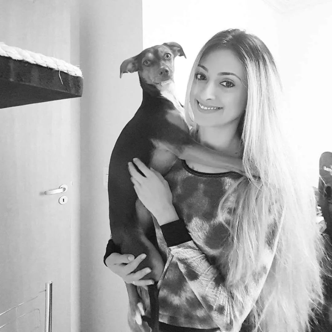 奶奶的假牙到处找都找不到……当看到自家狗子时，顿时笑喷了！