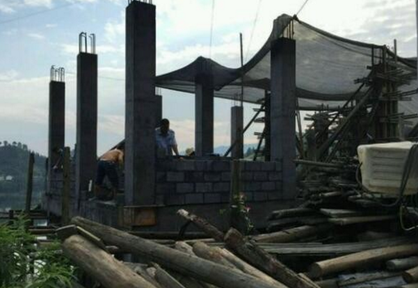 河边崖底砸60万建房，砖混结构用多孔水泥砖被吐槽