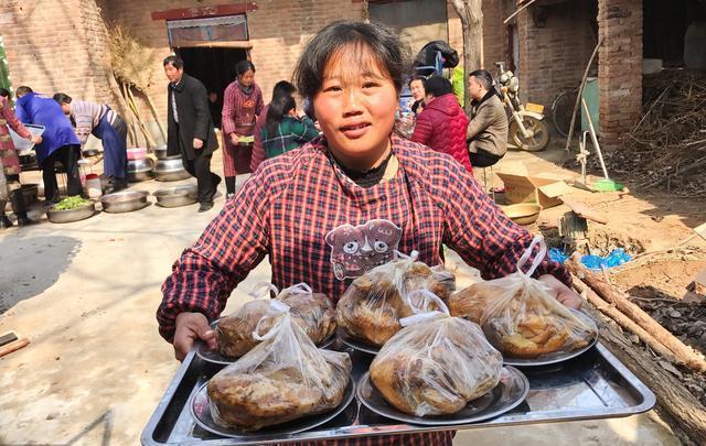 村里办喜事, 从以前的互帮互助, 到现在请人办事, 到底是为什么?