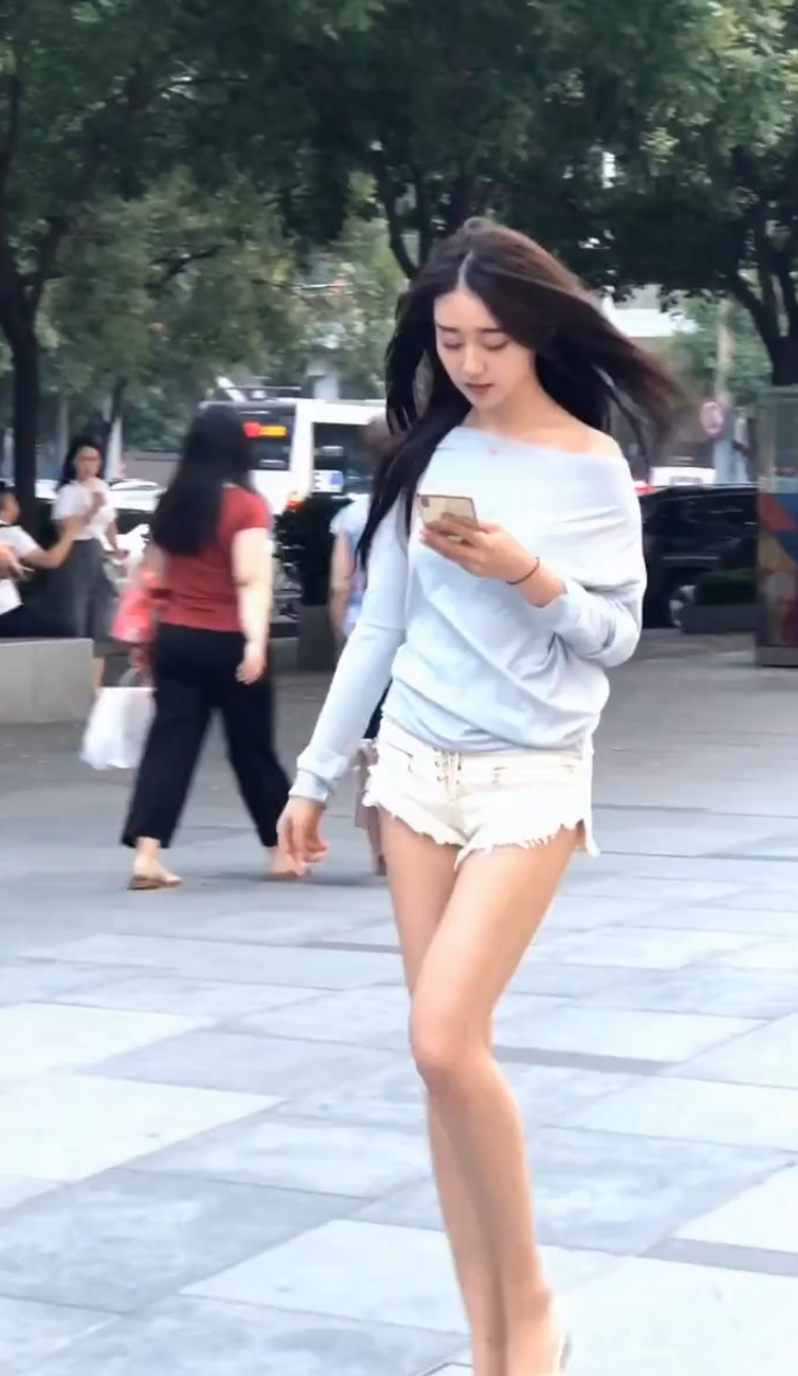 大长腿小姐姐，笑起来有两个小酒窝，真好看