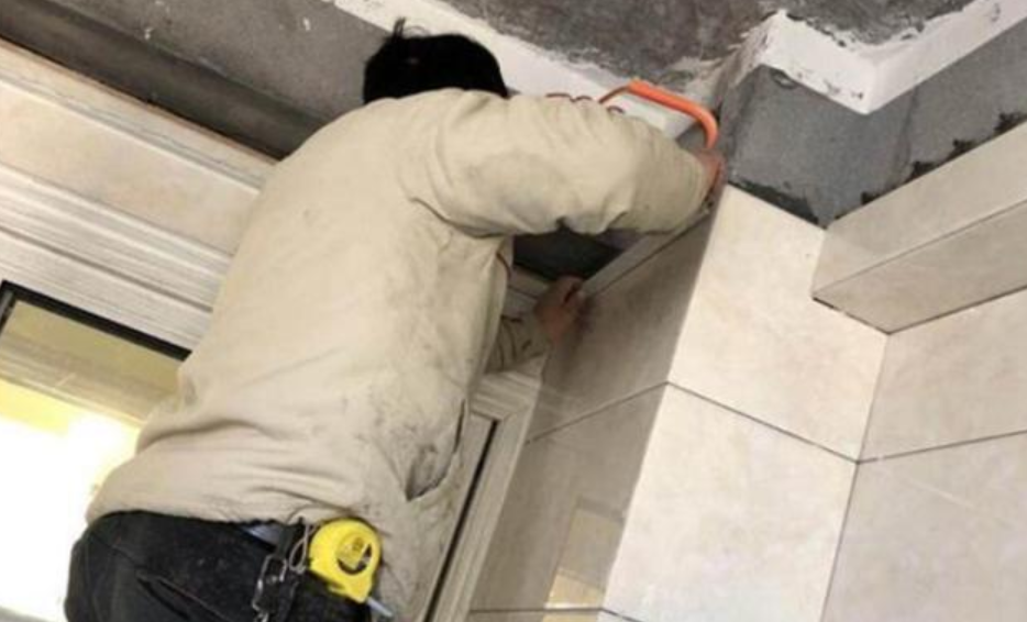 这位泥工太贴心了，施工都结束了，还不忘返场来处理这个