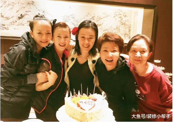 邬君梅现实的豪宅，家里墙壁都是彩色的，平时在家喜欢练字