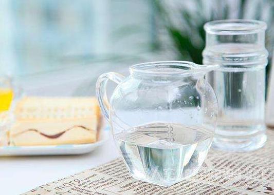 洗衣机洗羽绒服，切记要放入“它”，洗完蓬松又杀菌，太实用了