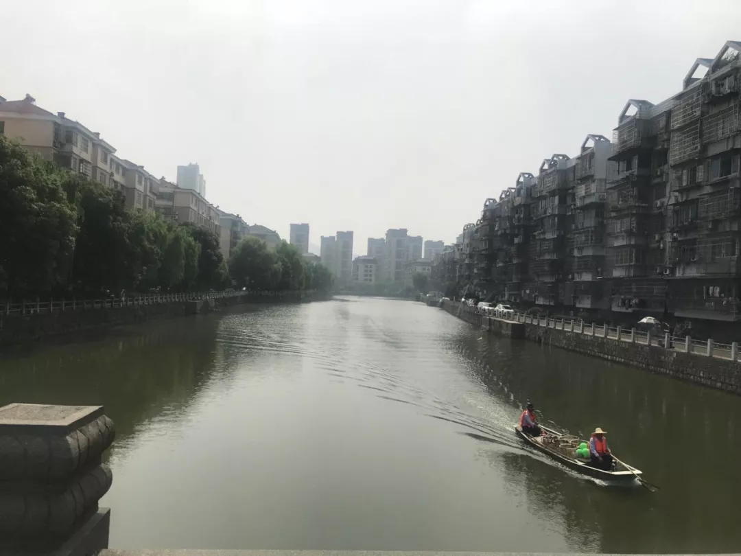 这个板块“火药味”正浓，销售直接上地铁口截客，本月5个楼盘开盘