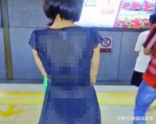 地铁上女孩发现身后异常，回头发现裙子被弄湿，羞愧之余赶忙将身后的男子抓住