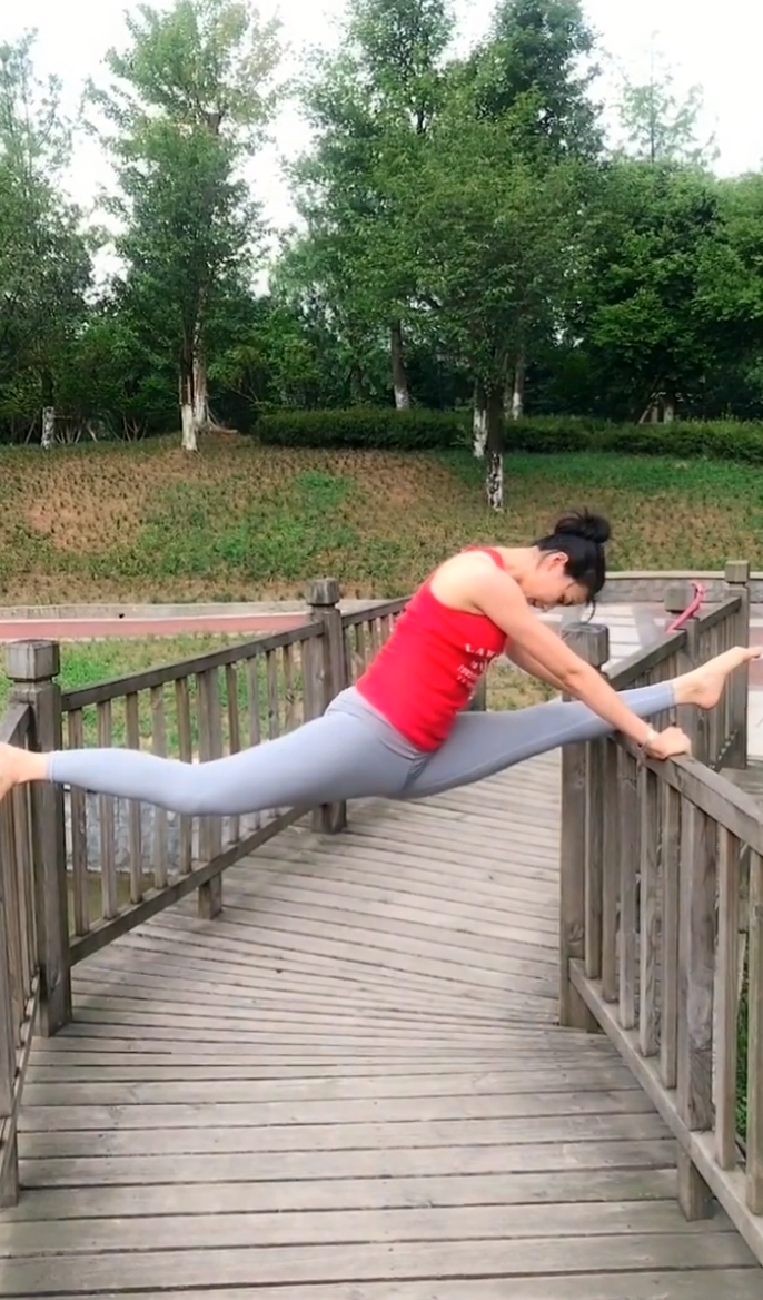 美女你秀一字马我不反对，可是你能先让我进去吗？