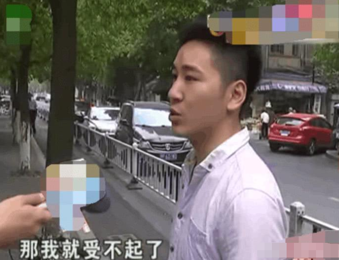 小伙去发廊做85元的护理, 结账变85一下, 店长: 成年人要负责