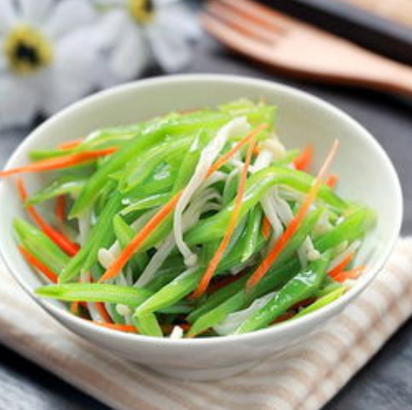 麻酱白菜，特别好吃，老人小孩都爱吃