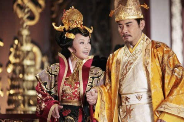 朱元璋感觉这个宫女是在偷偷的勾引自己，这可是对先皇后的不尊重！