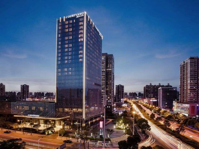 死扛房价不让降，房子那么多却还在拿地建房，房企在打什么主意？