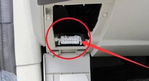 ▲任何车辆：方向盘都自带这插口，多数人浪费不用，精明人早就天天用