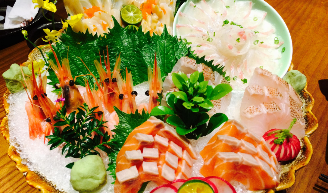 墨西哥鸡肉串配辣调味汁