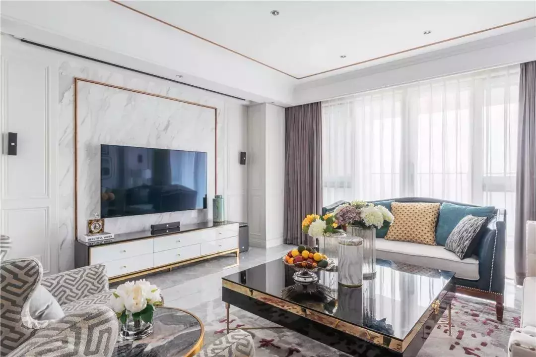 把木质感与大理石结合起来, 打造时尚的电视背景墙