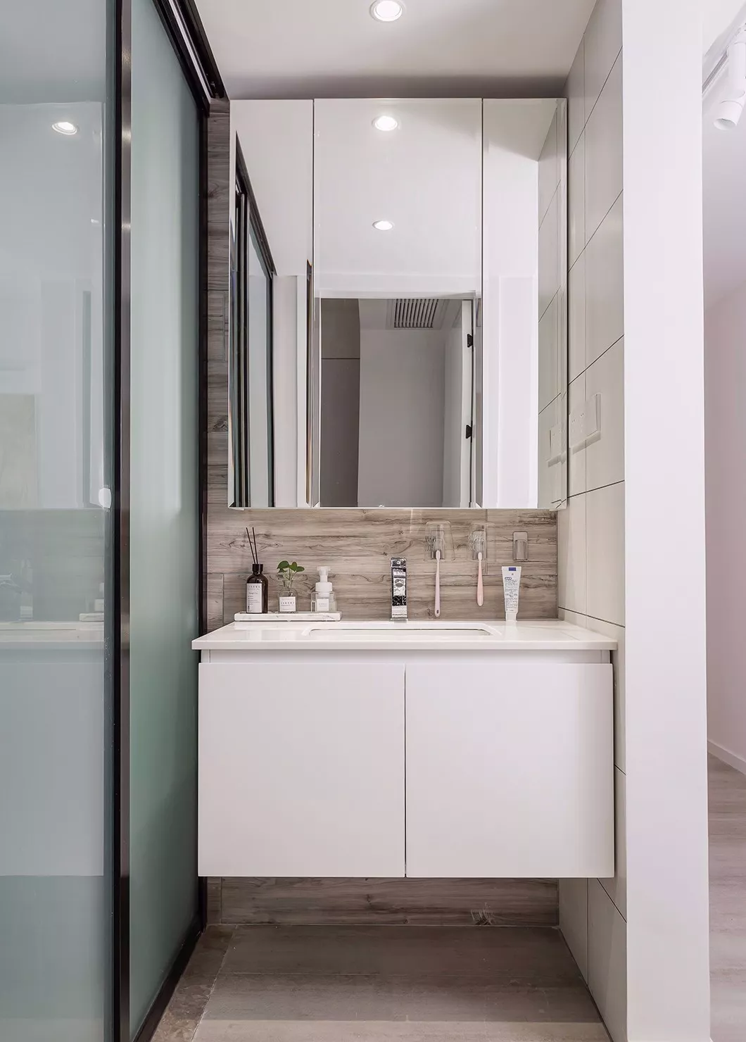 给你家卫生间选个好看的洗手台，浴室柜和镜子都要美美哒